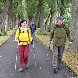 Zwei Menschen auf dem Wanderpfad