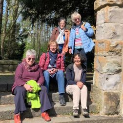 Gruppenbild am Schloss Wittringen mit fünf Frauen (Bewegen, Begegnen – gemeinsam unterwegs)
